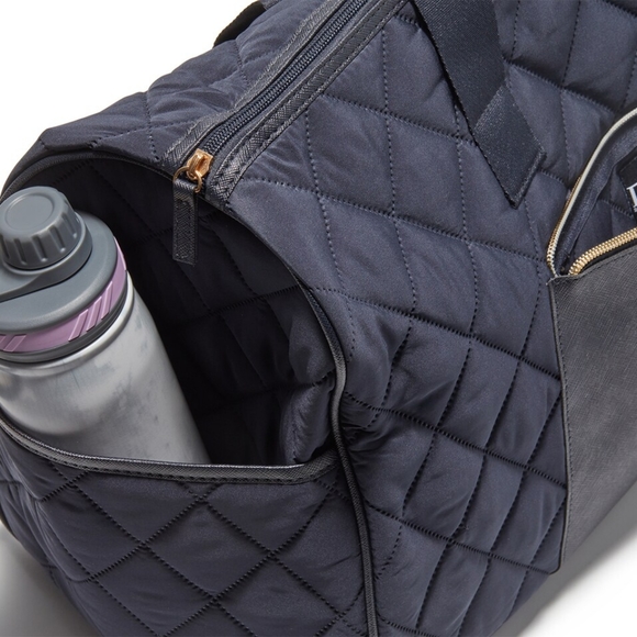 Bag๐บDSW Quilted Weekender Bag in Navy - Picture 8 of 14